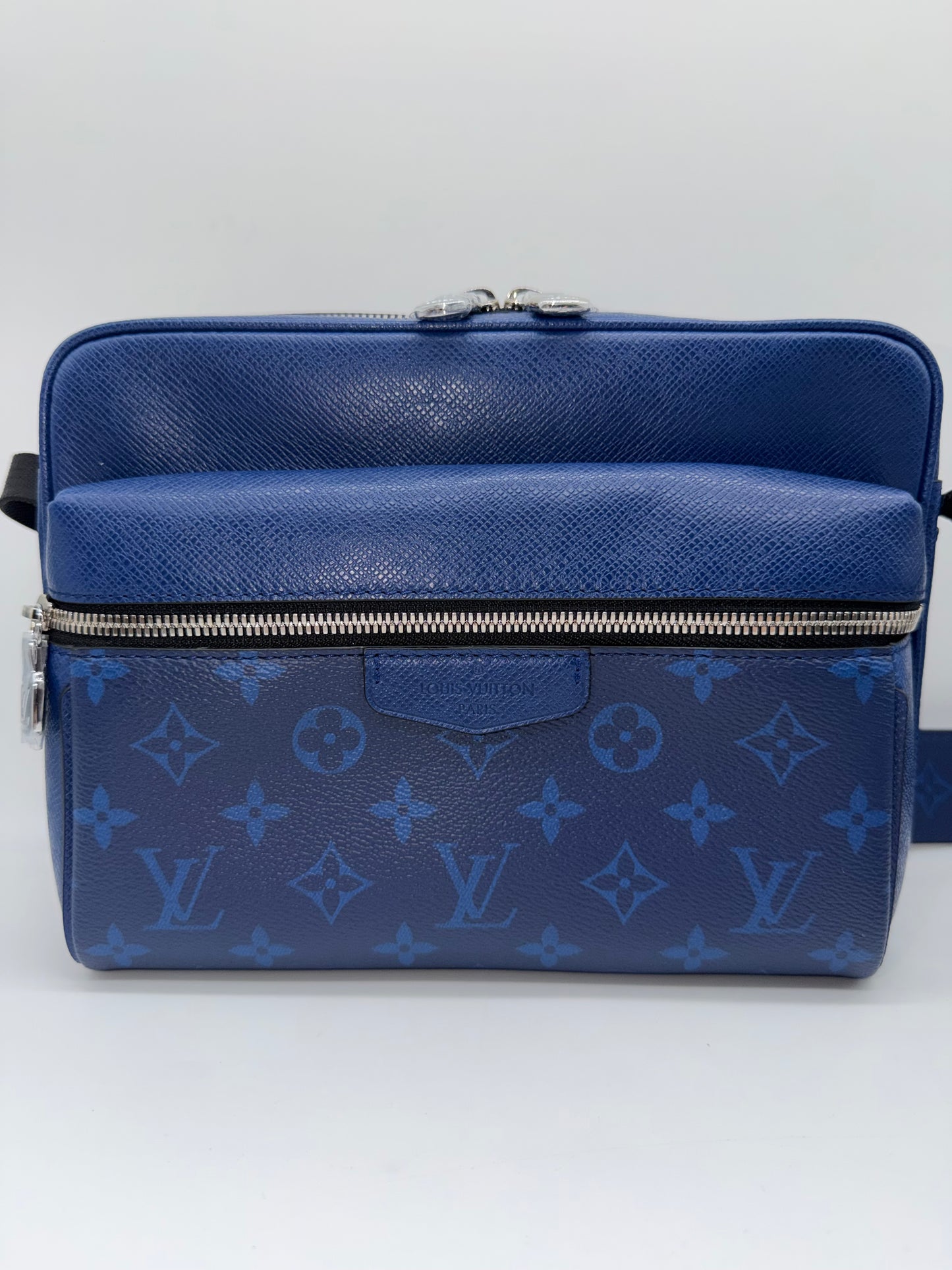 Louis Vuitton Outdoor Messenger Taigarama